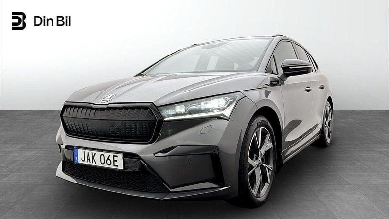 Grå (graphite grey metallic) Begagnad 2023 Skoda Enyaq iV SportLine SUV | 439 500 kr (Marknadspris) - Bild 1/4
