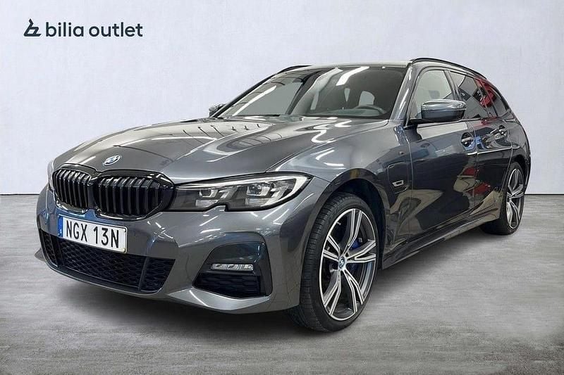 Grå Begagnad 2022 BMW 330 M Sport Kombi | 294 900 kr (Dyr) - Bild 1/4