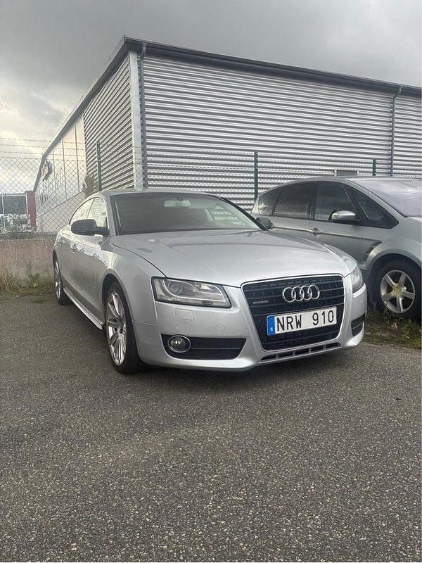 Silver Begagnad 2010 Audi A5 Sportback Comfort Halvkombi | 110 000 kr (Marknadspris) - Bild 1/4