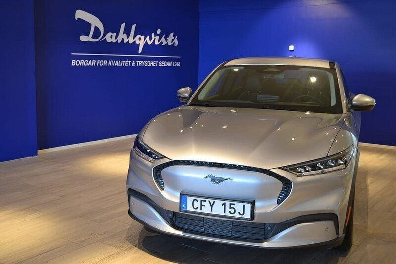 Grå Begagnad 2021 Ford Mustang Mach-E SUV | 429 000 kr (Lite dyr) - Bild 1/3