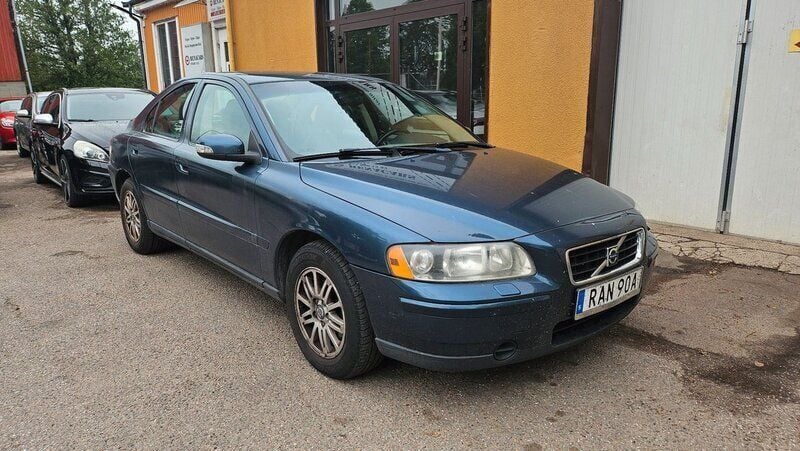 Blå Begagnad 2006 Volvo S60 Kinetic Sedan | 39 900 kr (Marknadspris) - Bild 1/4