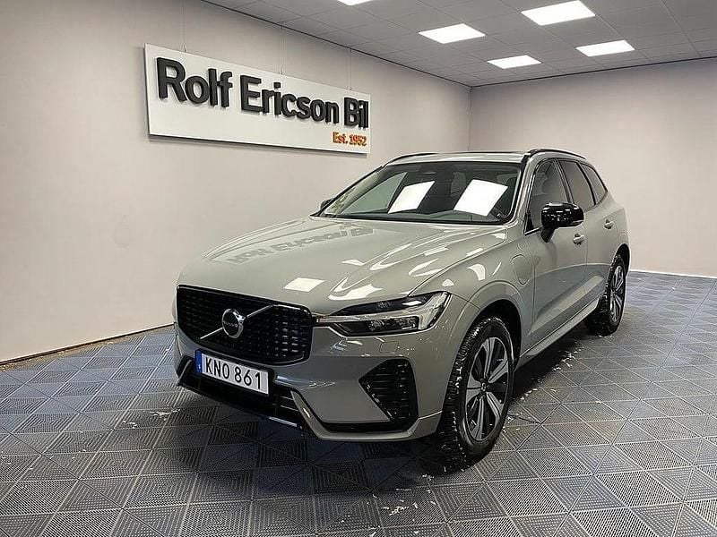 Grå Begagnad 2023 Volvo XC60 Plus SUV | 519 500 kr (Lite dyr) - Bild 1/4