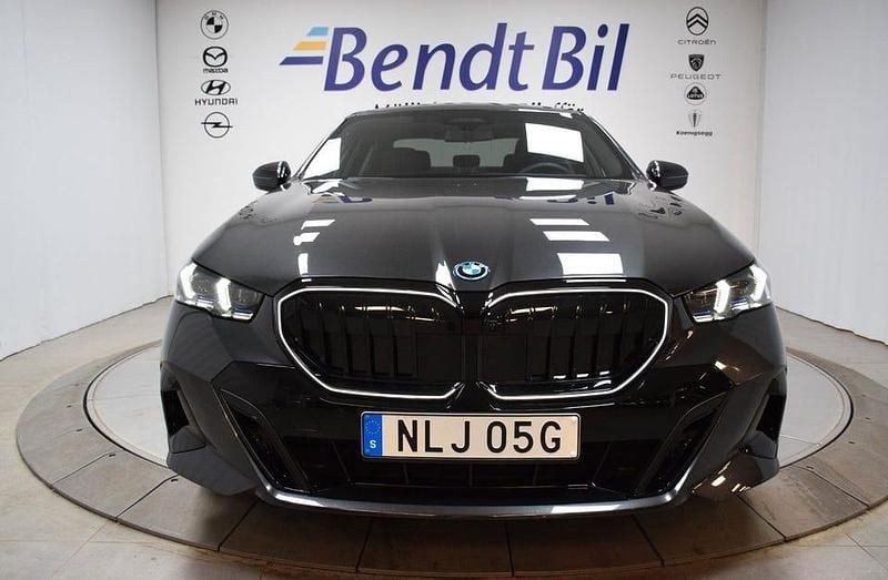 Begagnad BMW 550 M Sport 490 HK (360 kW) 2025 Svart Sedan
