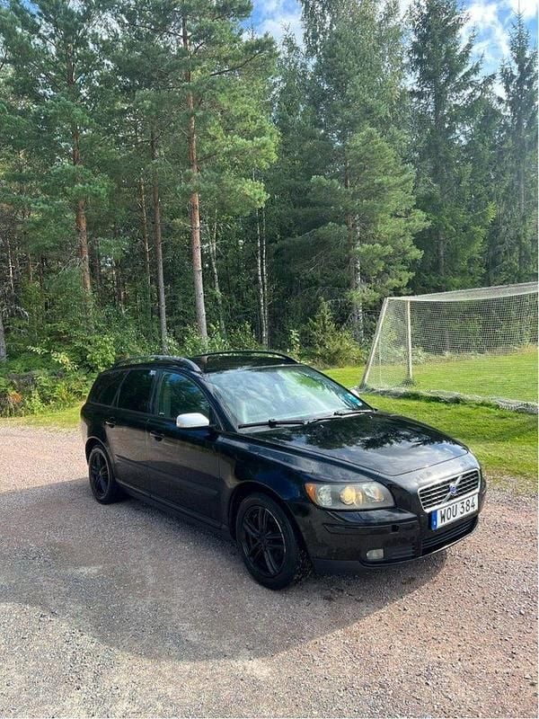 Svart Begagnad 2005 Volvo V50 Kombi | 18 000 kr (Marknadspris) - Bild 1/3