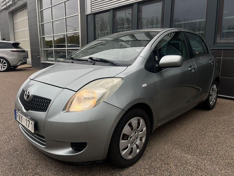 Grå Begagnad 2007 Toyota Yaris Halvkombi | 34 900 kr (Dyr) - Bild 1/4