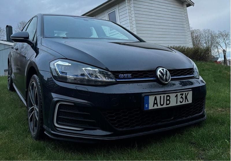 Svart Begagnad 2020 VW Golf VII GTE Halvkombi | 214 900 kr (Marknadspris) - Bild 1/4