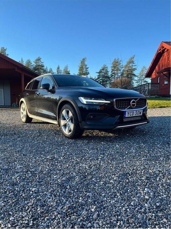 Svart Begagnad 2019 Volvo V60 CC Momentum Kombi | 280 000 kr (Marknadspris) - Bild 1/4