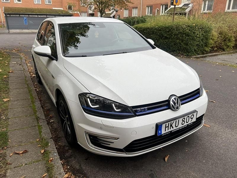 Vit Begagnad 2016 VW Golf VII GTE Halvkombi | 164 900 kr (Marknadspris) - Bild 1/4