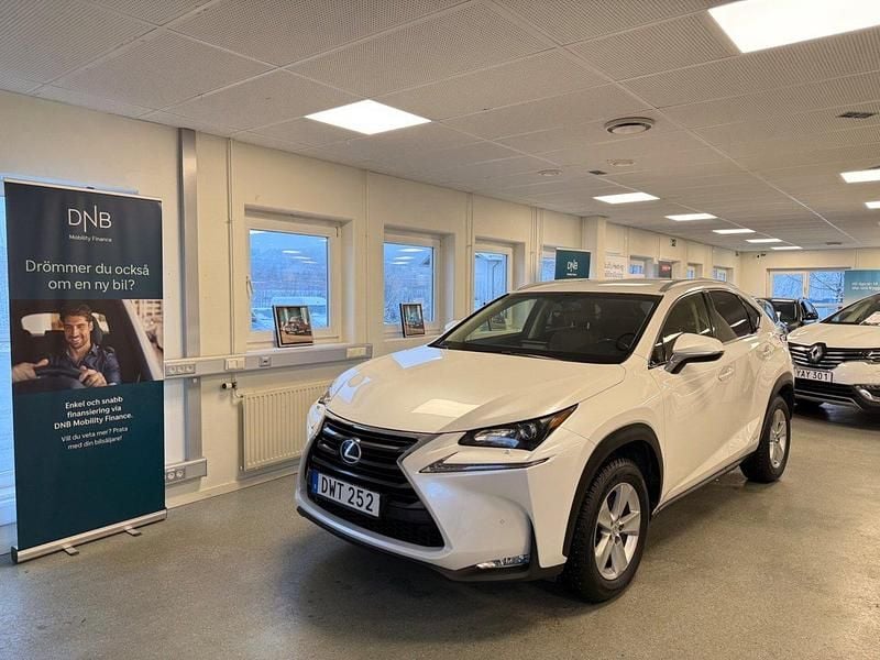 Vit Begagnad 2016 Lexus NX300h Business Edition SUV | 209 900 kr (Marknadspris) - Bild 1/4