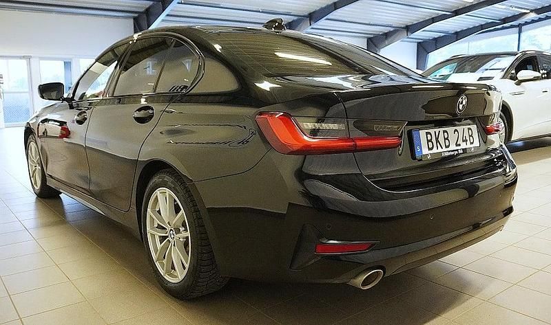 Begagnad BMW 330e 2020 Svart Sedan