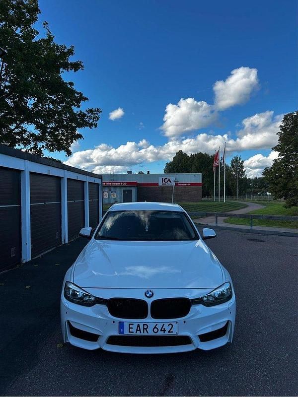 Vit Begagnad 2012 BMW 316 M Sport Sedan | 109 900 kr (Lite dyr) - Bild 1/4