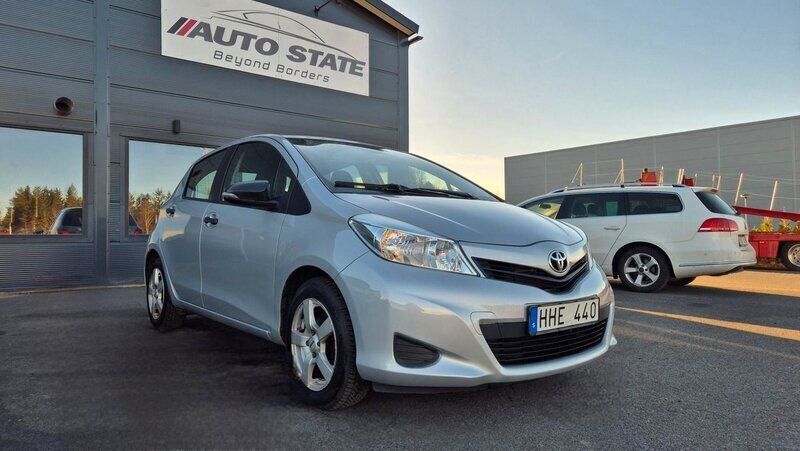 Silver Begagnad 2012 Toyota Yaris Life Halvkombi | 69 900 kr (Marknadspris) - Bild 1/4