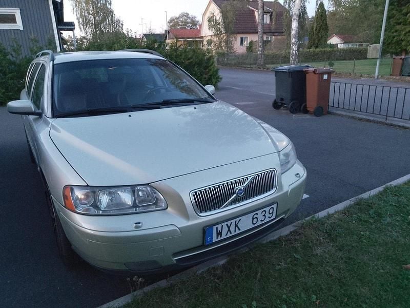 Brun Begagnad 2006 Volvo V70 Kinetic Kombi | 30 000 kr (Bra pris) - Bild 1/3