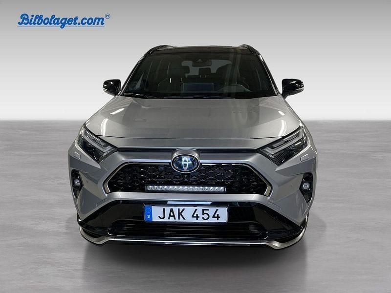 Grå Begagnad 2023 Toyota RAV4 Hybrid Premium SUV | 489 000 kr (Marknadspris) - Bild 1/4
