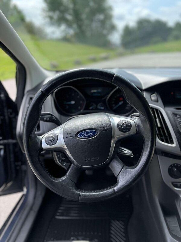 Grå Begagnad 2013 Ford Focus Trend Halvkombi | 54 500 kr (Marknadspris) - Bild 1/4