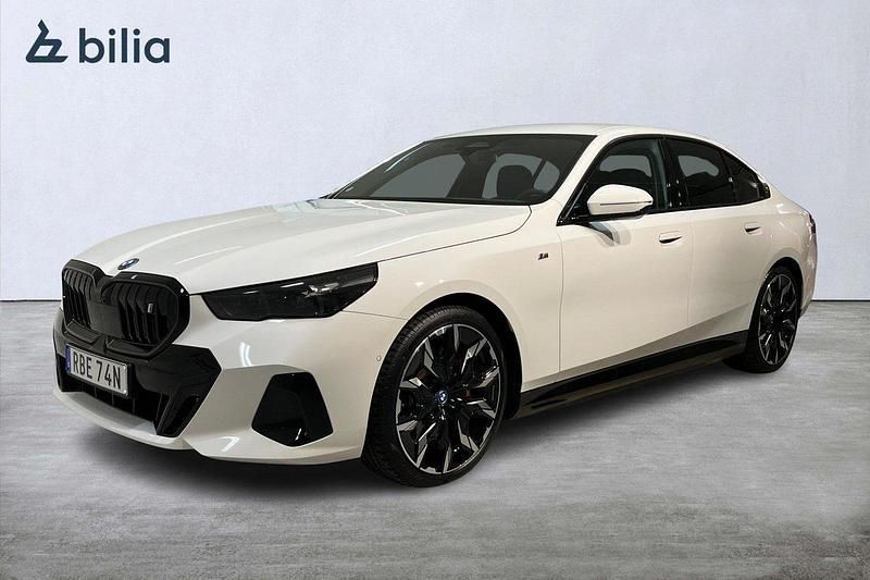 Vit Begagnad 2024 BMW i5 M Sport Sedan | 748 600 kr - Bild 1/4