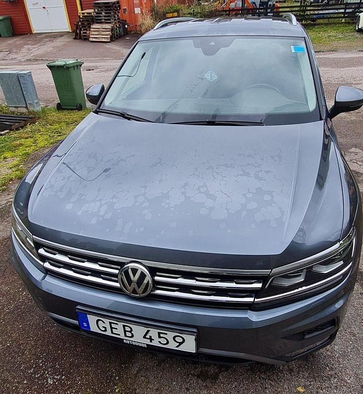 Grå Begagnad 2018 VW Tiguan Allspace SUV | 280 000 kr (Marknadspris) - Bild 1/4