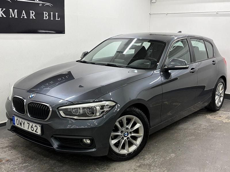 Grå Begagnad 2015 BMW 116 Advantage Halvkombi | 89 900 kr (Marknadspris) - Bild 1/4