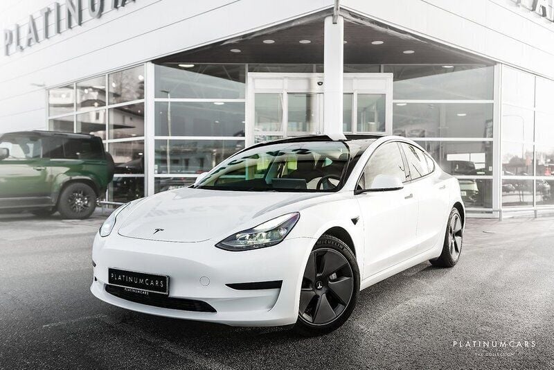Vit Begagnad 2023 Tesla Model 3 Standard Range Sedan | 329 000 kr (Marknadspris) - Bild 1/4