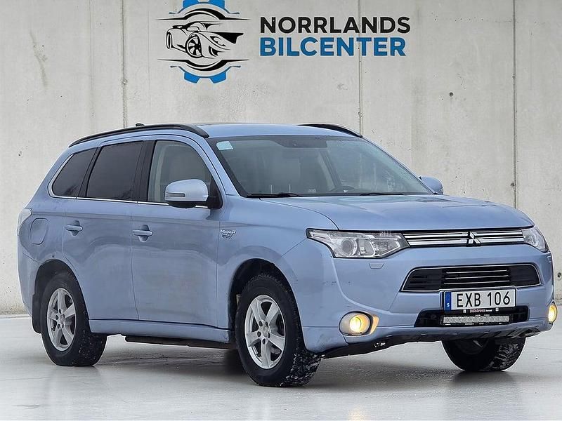 Begagnad Mitsubishi Outlander P-HEV 121 HK (88 kW) 2013 Ljusblå SUV
