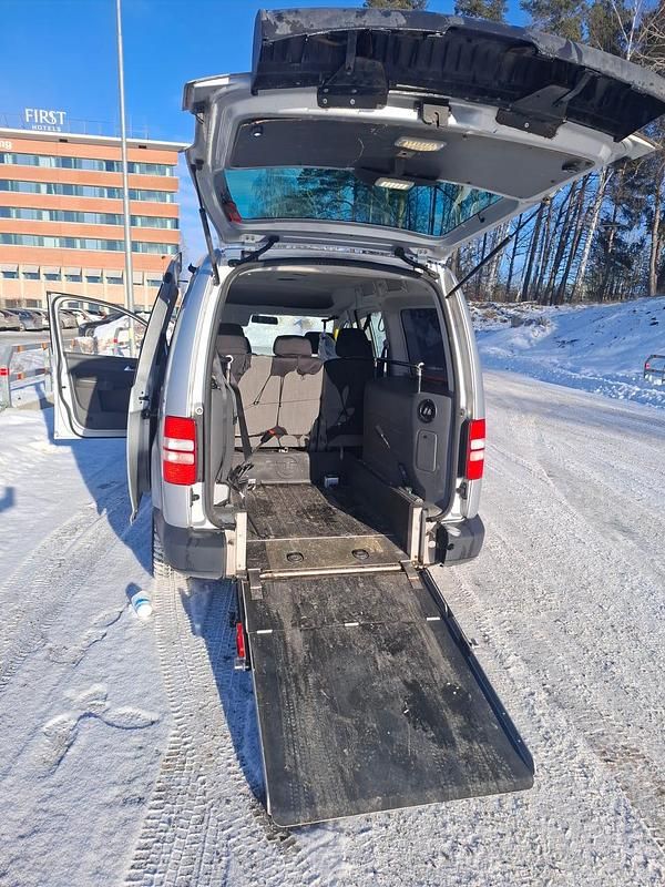 Begagnad VW Caddy Maxi 109 HK (80 kW) 2014 Silver Minibuss