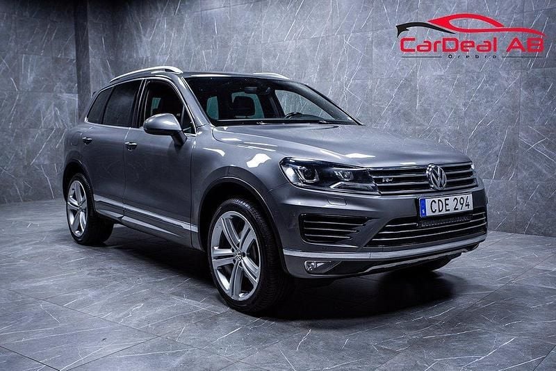 Grå Begagnad 2017 VW Touareg SUV | 169 800 kr (Dyr) - Bild 1/4