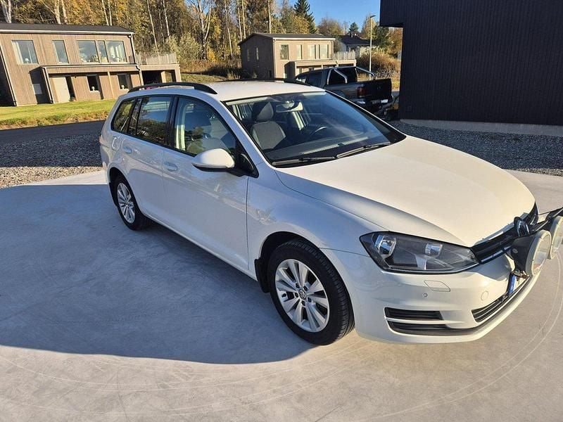 Vit Begagnad 2017 VW Golf VII Kombi | 95 000 kr (Bra pris) - Bild 1/4