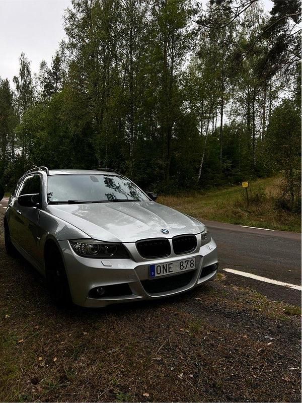 Grå Begagnad 2010 BMW 325 Comfort Edition Kombi | 129 000 kr (Dyr) - Bild 1/4