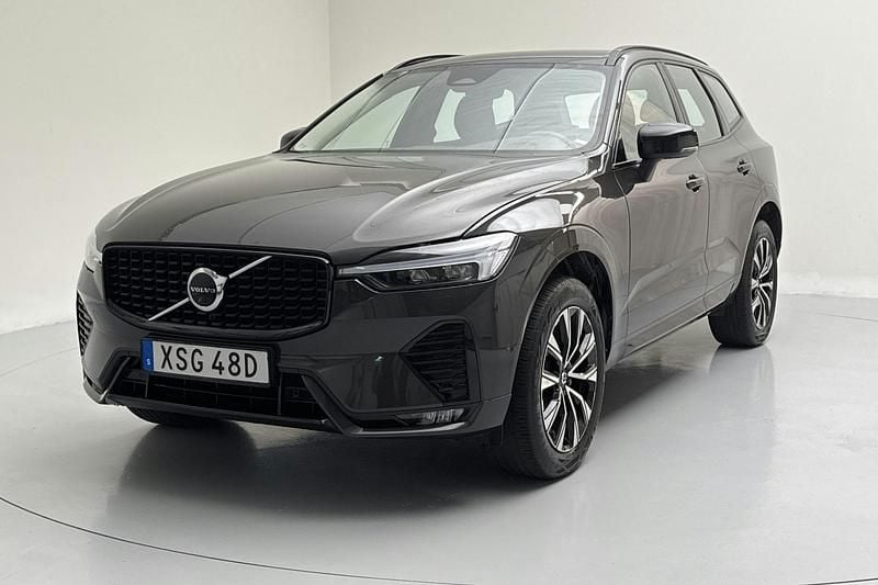 Grå Begagnad 2023 Volvo XC60 Plus SUV | 399 000 kr (Superpris) - Bild 1/4
