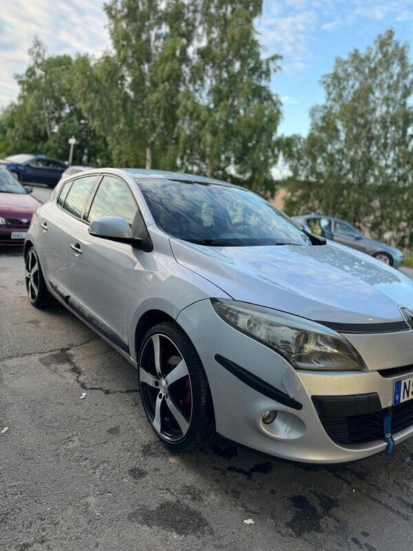 Silver Begagnad 2010 Renault Mégane III Halvkombi | 29 000 kr (Marknadspris) - Bild 1/4