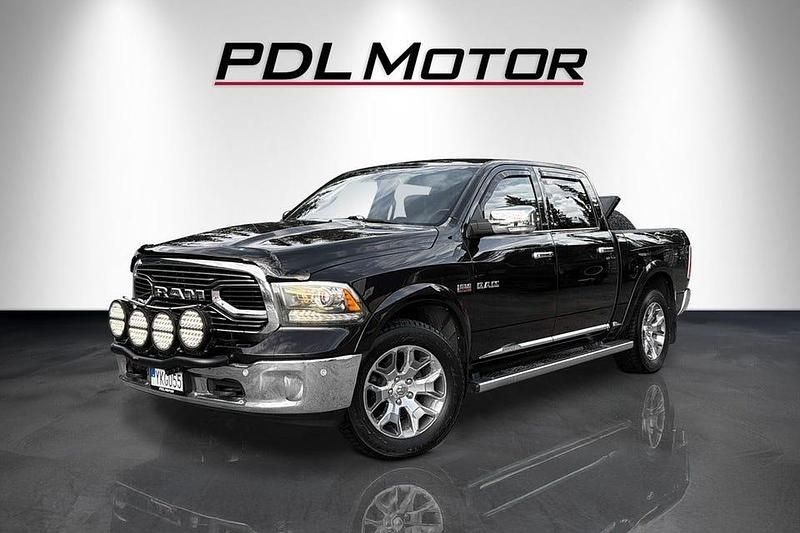 Svart Begagnad 2017 RAM 1500 Pickup | 339 900 kr (Marknadspris) - Bild 1/4