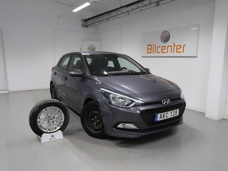 Begagnad Hyundai i20 Comfort 84 HK (61 kW) 2015 Mörkgrå Halvkombi