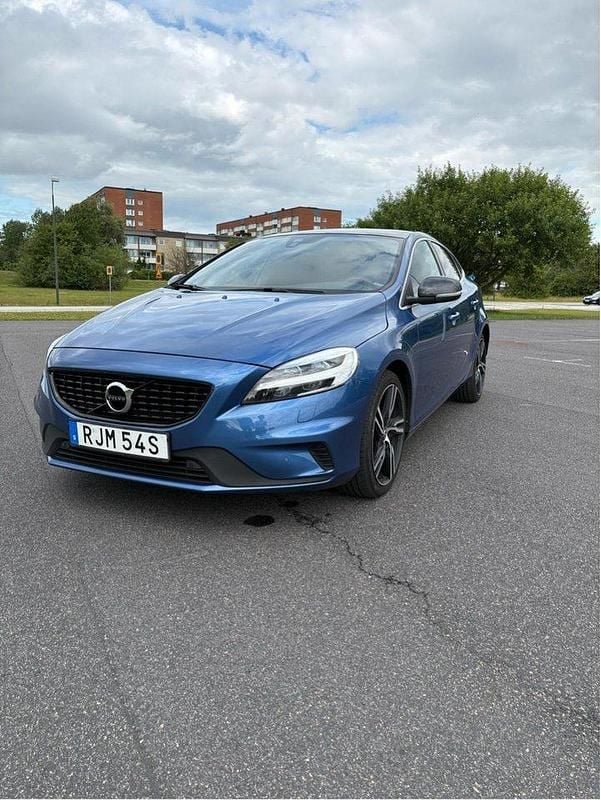 Blå Begagnad 2019 Volvo V40 R-Design Kombi | 200 000 kr (Marknadspris) - Bild 1/4