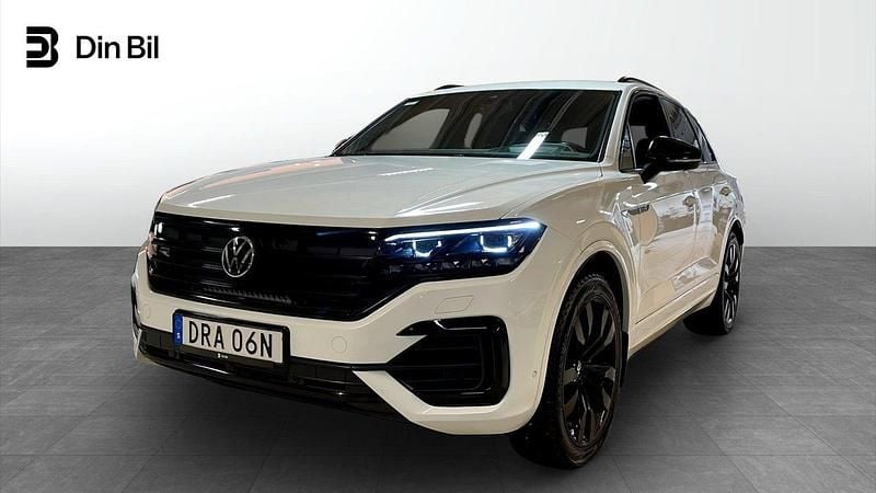 Vit Begagnad 2022 VW Touareg R-line SUV | 589 000 kr (Marknadspris) - Bild 1/4