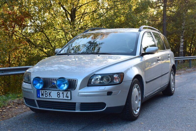 Ljusgrå (grå) Begagnad 2005 Volvo V50 Kombi | 37 000 kr (Lite dyr) - Bild 1/4