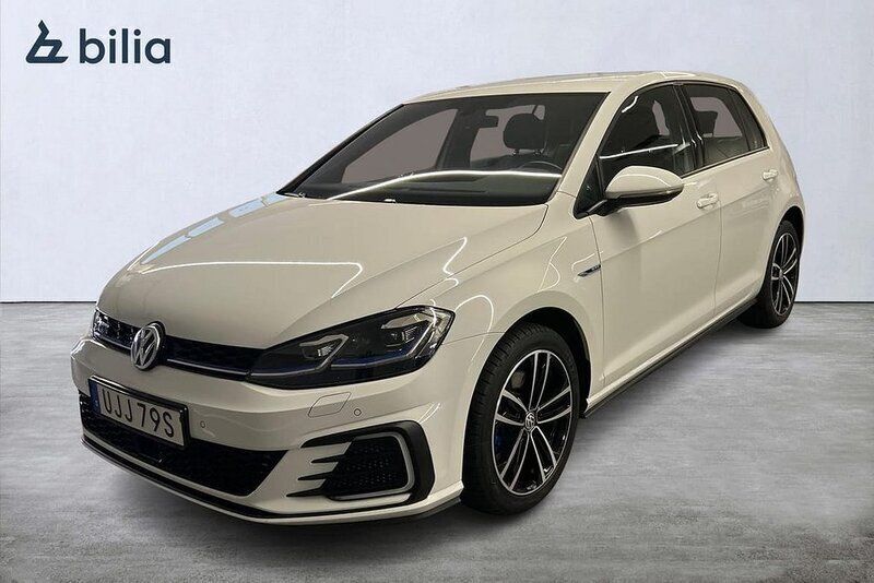 Vit Begagnad 2020 VW Golf VIII GTE Halvkombi | 249 000 kr (Marknadspris) - Bild 1/3