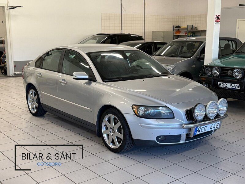 Ljusgrå Begagnad 2004 Volvo S40 Summum Sedan | 47 900 kr (Marknadspris) - Bild 1/2