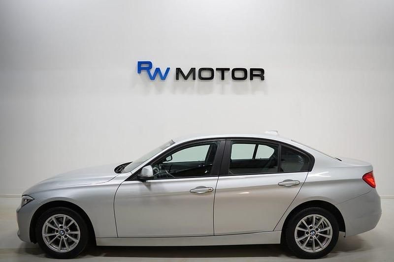 Begagnad BMW 318 143 HK (105 kW) 2012 Silver Sedan