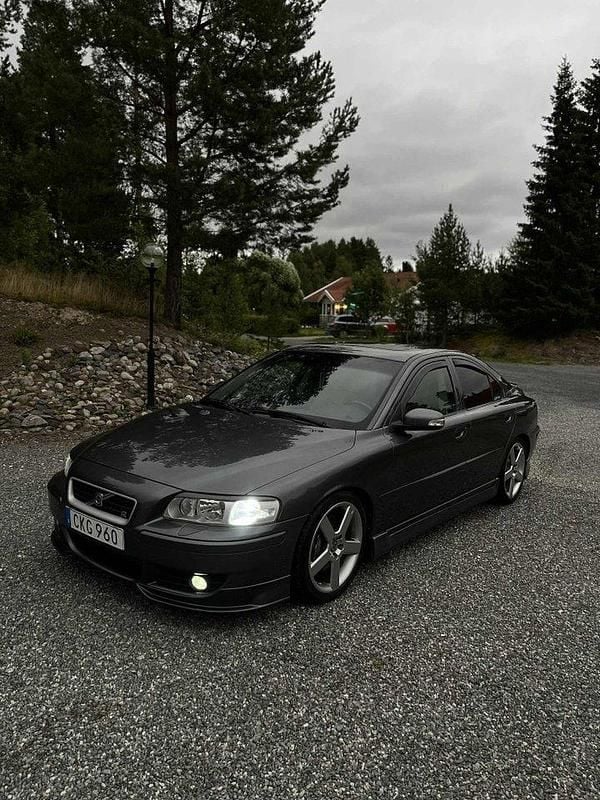 Grå Begagnad 2007 Volvo S60 Sedan | 132 000 kr (Dyr) - Bild 1/4