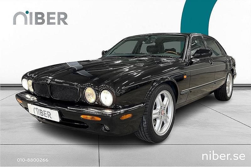 Svart Begagnad 1998 Jaguar XJR R Sedan | 174 900 kr - Bild 1/4