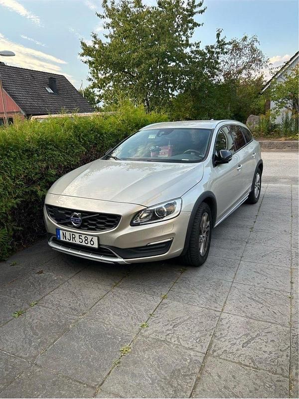 Brun Begagnad 2017 Volvo V60 CC Momentum Kombi | 215 000 kr (Bra pris) - Bild 1/4