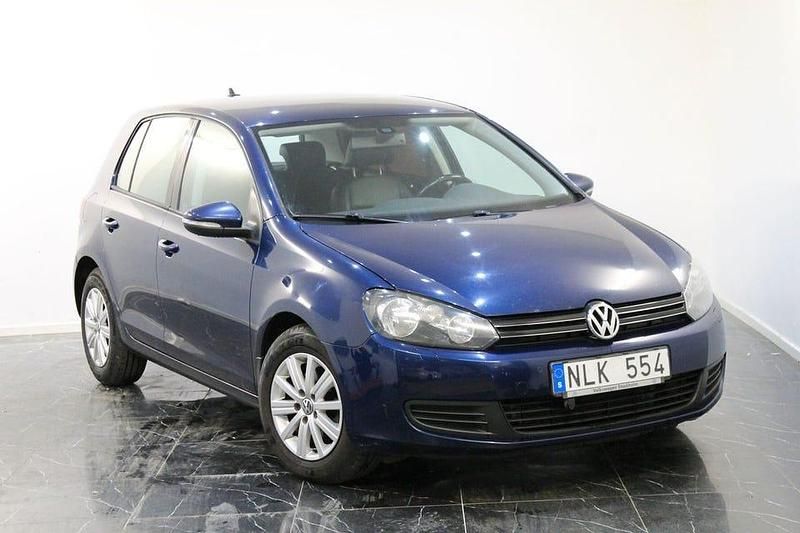 Mörkblå Begagnad 2010 VW Golf VI Halvkombi | 67 899 kr (Marknadspris) - Bild 1/4