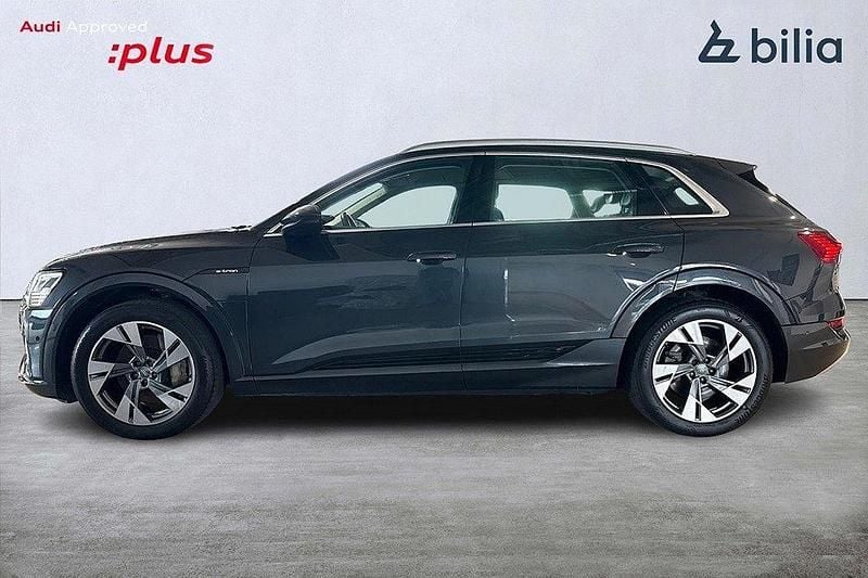 Grå Begagnad 2019 Audi e-tron Proline SUV | 329 900 kr (Marknadspris) - Bild 1/3