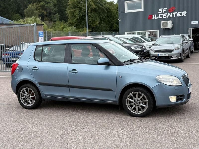 Ljusgrå (grå) Begagnad 2008 Skoda Fabia Ambiente Halvkombi | 29 900 kr (Marknadspris) - Bild 1/4