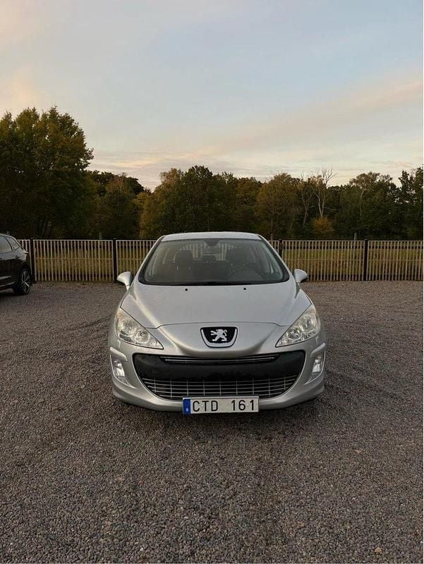 Grå Begagnad 2008 Peugeot 308 Halvkombi | 35 000 kr (Marknadspris) - Bild 1/4