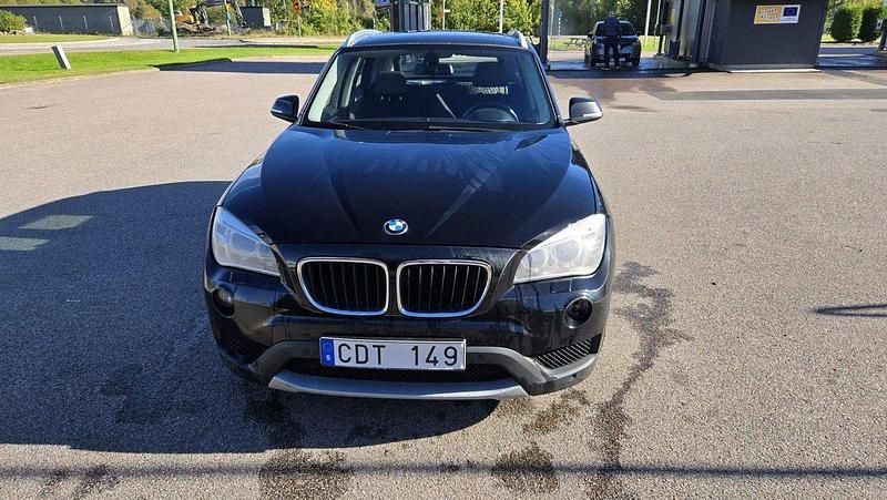 Svart Begagnad 2014 BMW X1 SUV | 136 500 kr (Marknadspris) - Bild 1/4