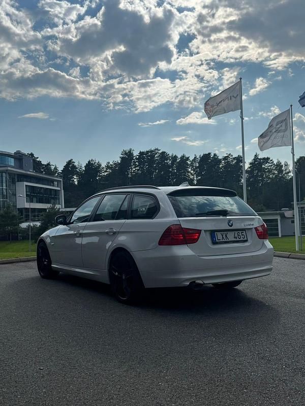 Begagnad BMW 320 184 HK (135 kW) 2012 Kombi