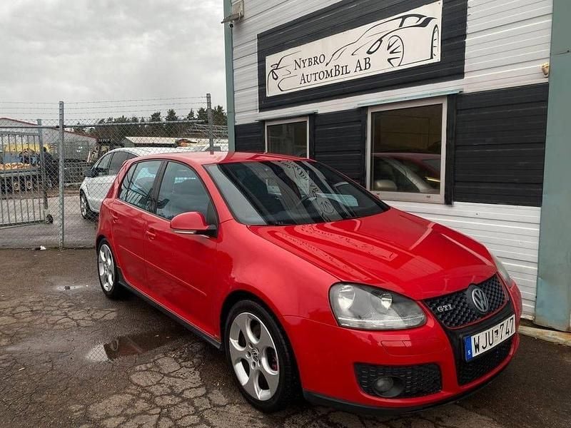 Röd Begagnad 2004 VW Golf IV GTI Halvkombi | 79 900 kr - Bild 1/4