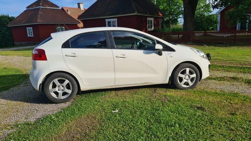 Vit Begagnad 2012 Kia Rio Halvkombi | 50 000 kr (Marknadspris) - Bild 1/4