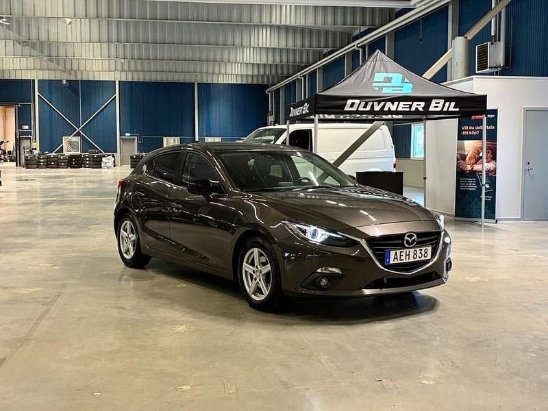 Brun Begagnad 2013 Mazda 3 Inclusive Halvkombi | 89 900 kr (Marknadspris) - Bild 1/4